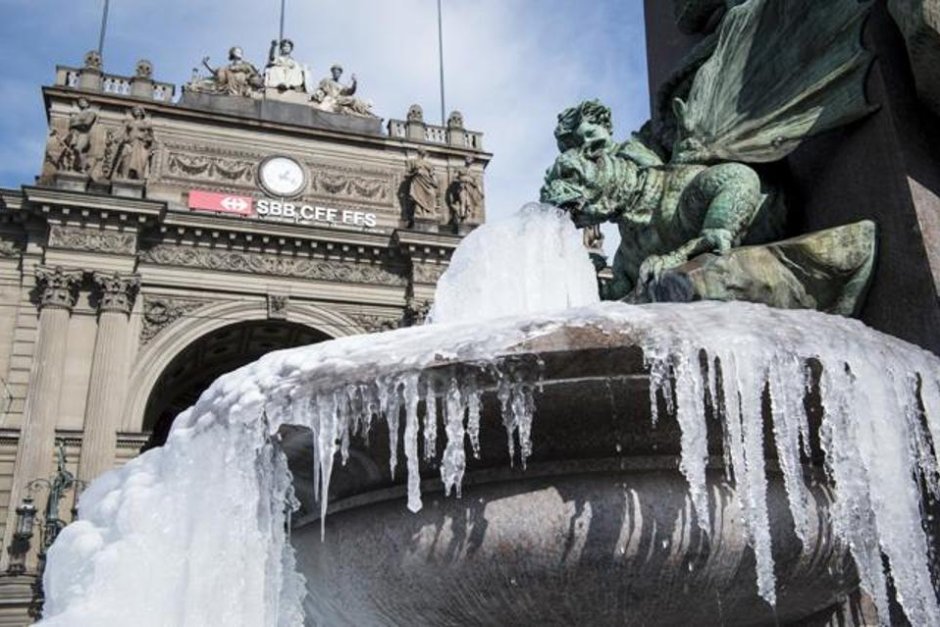 Замръзнал фонтан в швейцарския град Цюрих