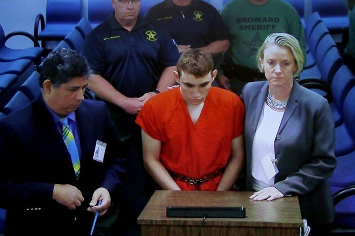 Обвиненият за масовото убийство в гимназия във Флорида не призна вината си