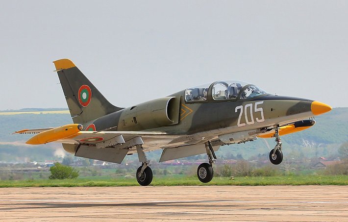 Каракачанов мисли дали да спре съмнителна военна поръчка за нови самолети