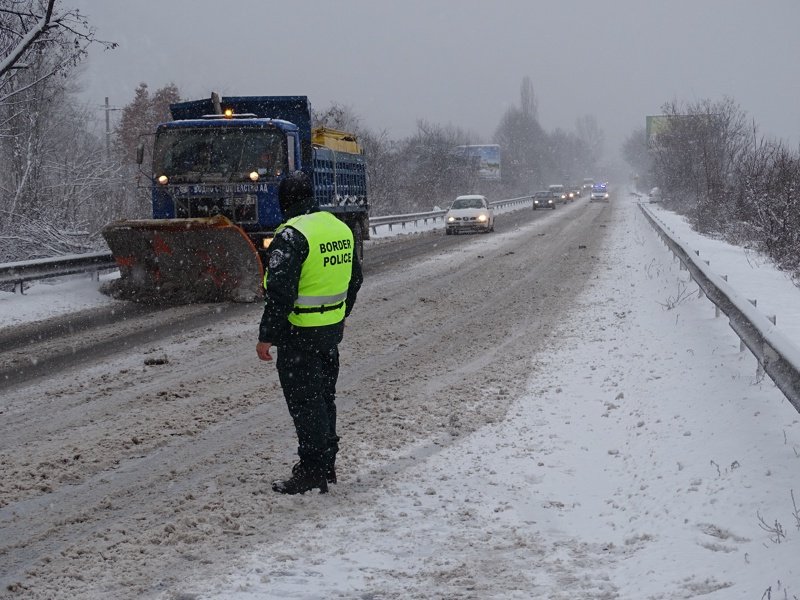България отново е в снежен капан, всичко е проходимо при зимни условия