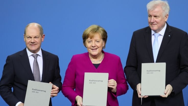 Олаф Шолц (ГСДП), Ангела Меркел (ХДС) и Хорст Зеехофер (ХСС) след подписването на коалиционното споразумение