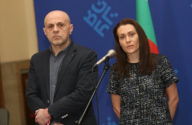 Дончев и Върбакова при обявяването на намерението на държавата да влезе в сделката с ЧЕЗ, сн. БГНЕС