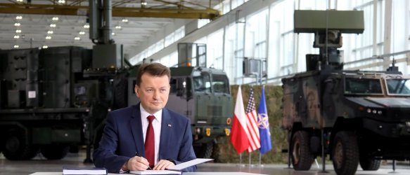 Полският министър на отбраната Мариуш Блашчак подписва споразумението