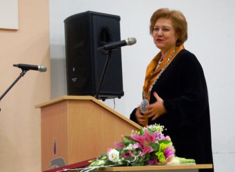 Присъждането на титлата доктор хонорис кауза на АМТИИ на Менда Стоянова породи конфликти в университета.