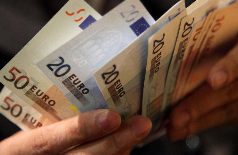 ЕК предлага да бъдат намалени таксите за трансгранични плащания в евро