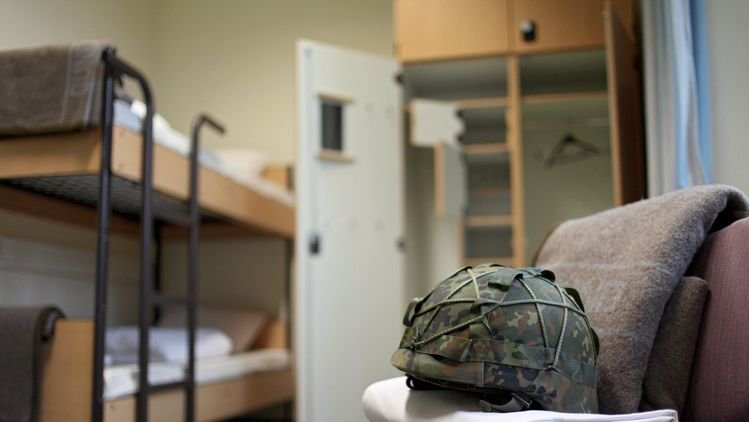 В германската армия шият униформи за бременни