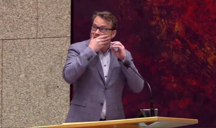 Реакцията на холандски депутат, който вижда опита за самоубийство