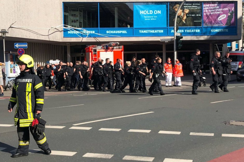 Трима загинали и десетки ранени, след като ван се вряза в пешеходци в Мюнстер