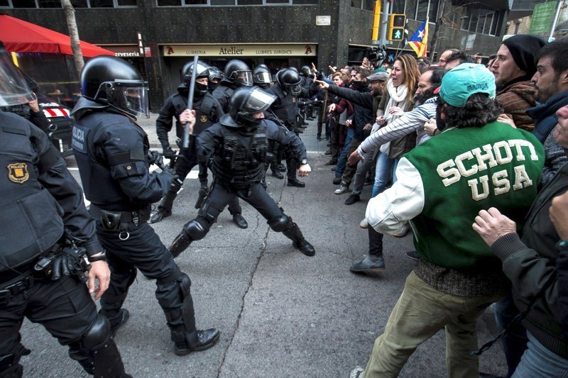 Сблъсъци в Барселона на протеста срещу ареста на Пучдемон