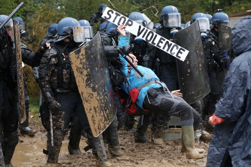 Сблъсъци на френската полиция с екоактивисти край Нант
