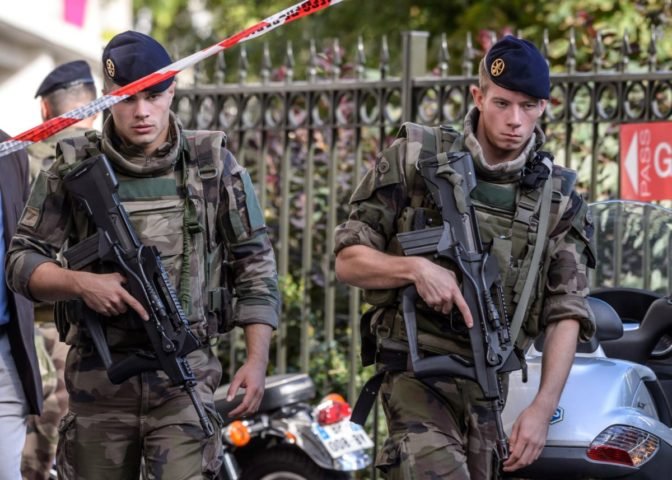 Мъж се опита да прегази с автомобил група френски военни