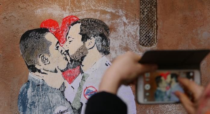 Улични графити изобразяват целувката между Луиджи Ди Майо и Матео Салвини