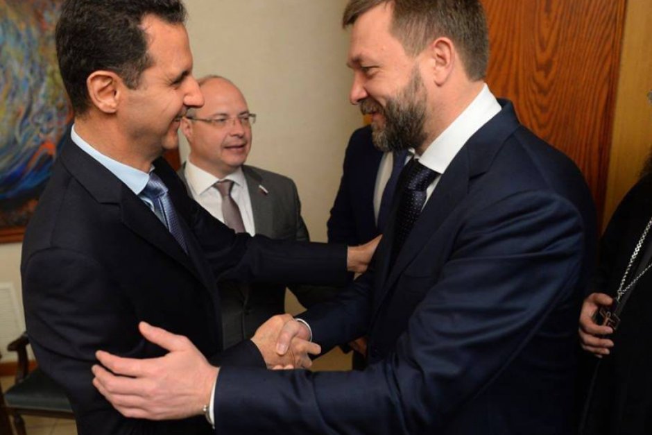Президентът Башар Асад не е напуснал страната си, написа руският депутат Дмитрий Саблин на официалната си страница, публикувайки снимка, на която се вижда как той се здрависва с Асад.