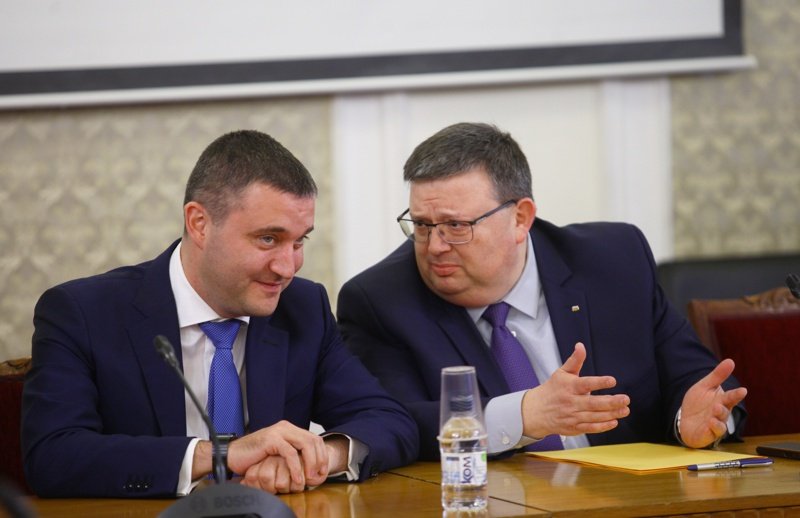 Министърът на финансите Владислав Горанов (вляво) и главният прокурор Сотир Цацаров участват в заседанието на парламентарната комисия по сделката за ЧЕЗ. Сн. БГНЕС