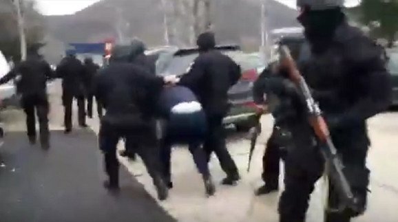 Косовски полицаи отвеждат задържания Марко Джурич