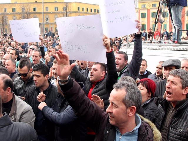 Протест срещу пътни такси в Албания прерасна в безредици с полицията