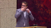 Мъж скочи от балкон на холандския парламент при опит за самоубийство