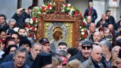 Вярващи съпроводиха шествието с чудотворната Богородична икона от Бачковския манастир