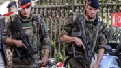 Мъж се опита да прегази с автомобил група френски военни