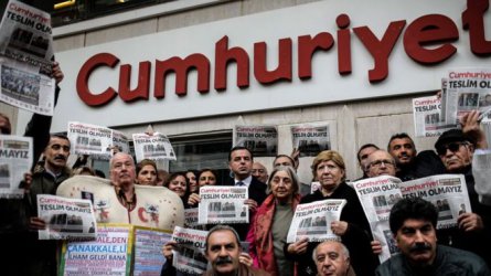 Затвор за собственика и журналисти от една от последните опозиционни медии в Турция