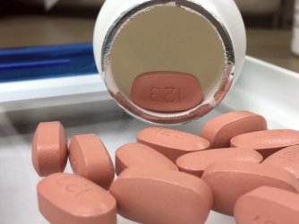 Пациенти предупреждават за криза с медикаменти за ХИВ