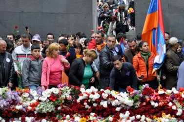 Ден след оставката на премиера Армения отдава почит на жертвите на геноцида