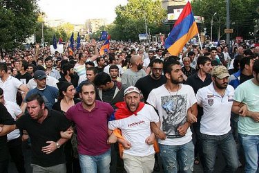 Десетки демонстранти са арестувани при нов протест в Ереван