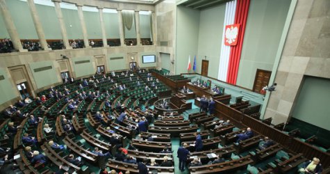 Полският парламент гласува 20% намаляване на заплатите си