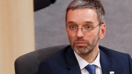 Крайно десният вътрешен министър на Австрия Херберт Кикъл