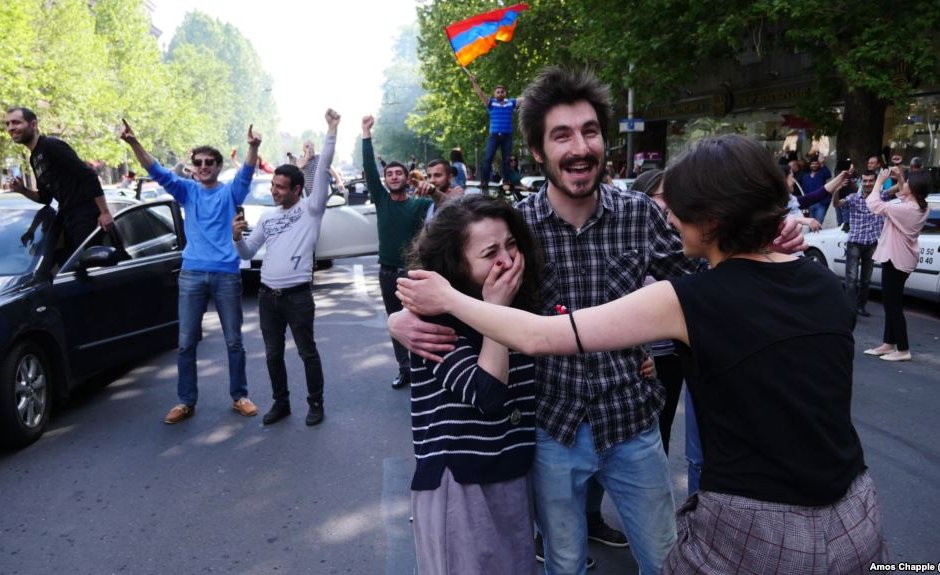 Граждани на Ереван ликуват след обявената оставка на премиера.