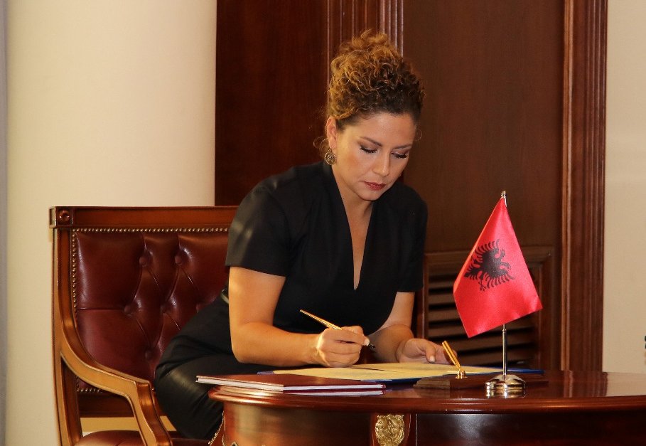 Албанската министърка на отбраната Олта Джачка