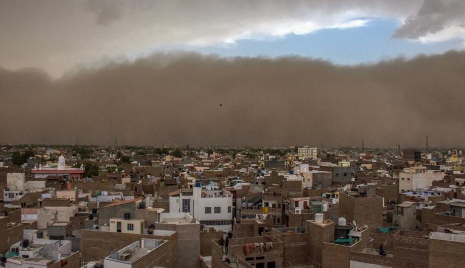 Пясъчни и гръмотевични бури отнеха живота на 77 души в Индия