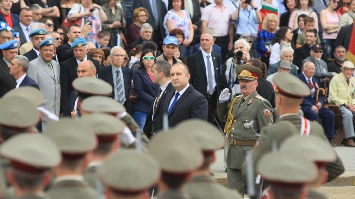 Президентът Румен Радев участва във военния парад, сн. БГНЕС