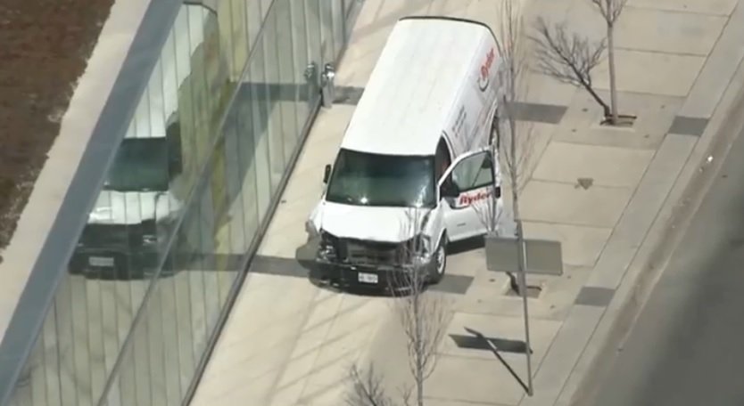 Ван се вряза в пешеходци в Торонто и уби поне 9-ма души