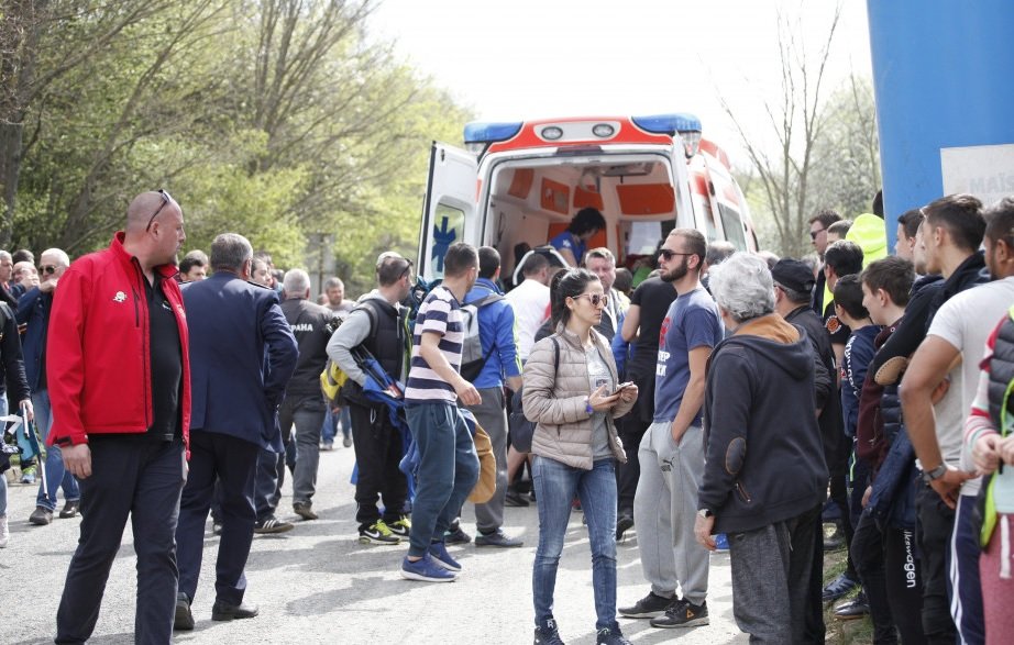 Линейка прибира пострадалите по време на ралито в Шумен. Сн.: Lap.bg