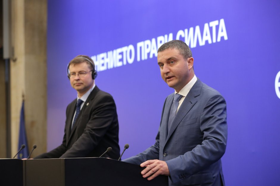 Еврокомисарят Валдис Домбровскис и министър Владислав Горанов (вдясно).
