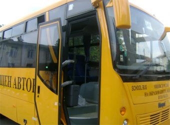 Училищен автобус катастрофира край Враца, седем деца са ранени