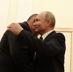 Борисов в прегръдка с Путин, сн. БГНЕС
