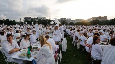 Хиляди отидоха на 30-ата "Вечеря в бяло" на площад "Инвалидите" в Париж