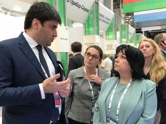 Представителят на "Росатом" Вадим Титов развежда Петкова из изложението, сн. Министерство на енергетиката