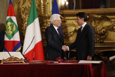 Джезепе Конте (дясно) и президентът Серджо Матарела, след като новият премиер на Италия положи клетва