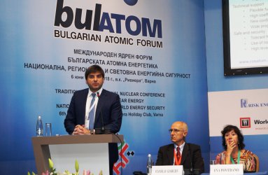 Вадим Титов говори пред ядрения форум