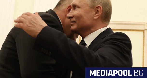 Борисов в прегръдка с Путин сн БГНЕС Премиерът Бойко Борисов