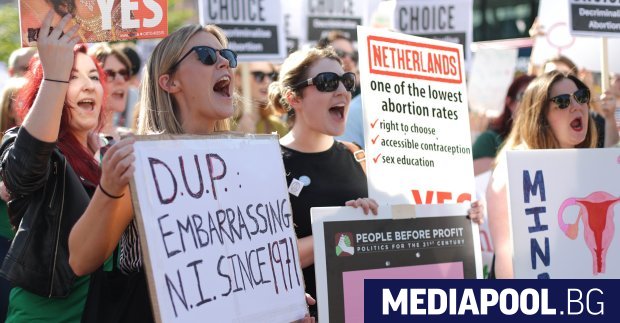 Стотици защитници на правата на жените протестираха в Белфаст с
