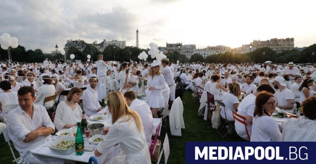 Хиляди хора облечени в бяло изпълниха снощи площада на Инвалидите