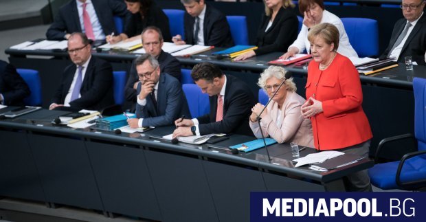 Ангела Меркел отговаря на въпроси в Бундестага в сряда Германската