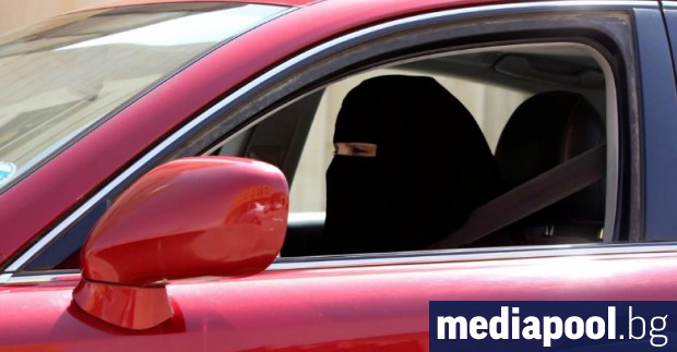 Саудитска Арабия вчера издаде първите шофьорски книжки на десет жени