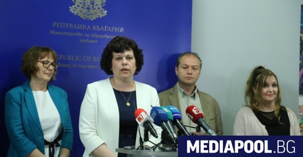 Зам министърът на образованието Таня Михайлова втората от дясно на ляво