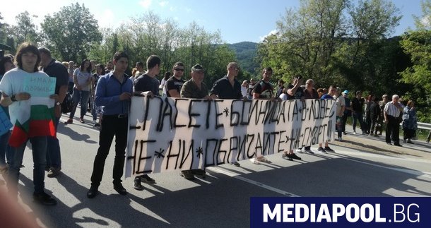 За четвърта поредна неделя медици и жители на Ловеч блокираха