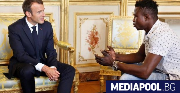 Президентът Макрон разговаря в Елисейския дворец с малиеца Мамуду Гасама